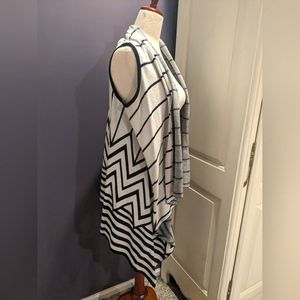 Sleeveless sweater cardigan with geometric print